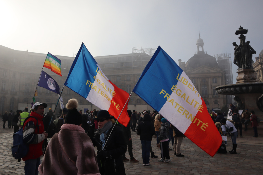 Na snímke ľudia protestujú