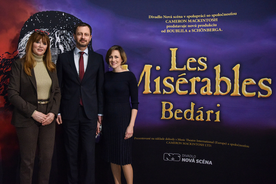 Zľava generálna riaditeľka Divadla Nová scéna Ingrid Fašiangová, predseda vlády SR Eduard Heger a jeho manželka Lucia pózujú pred začiatkom predstavenia Bedári.