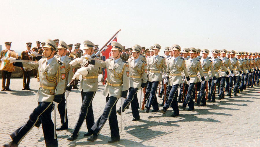 1994: Príchod čestnej stráže