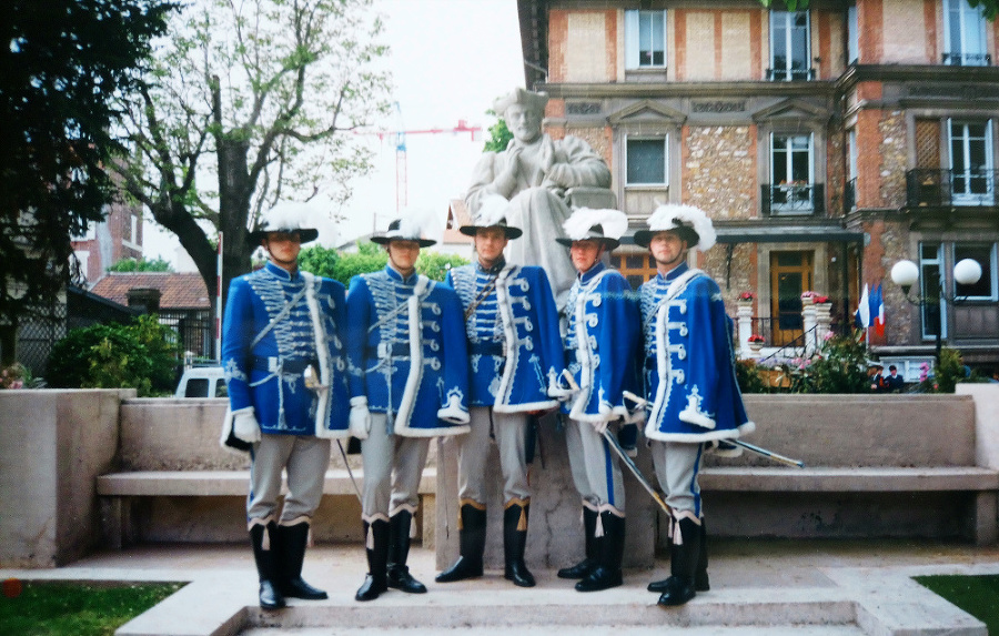 2003: Prvé historické uniformy