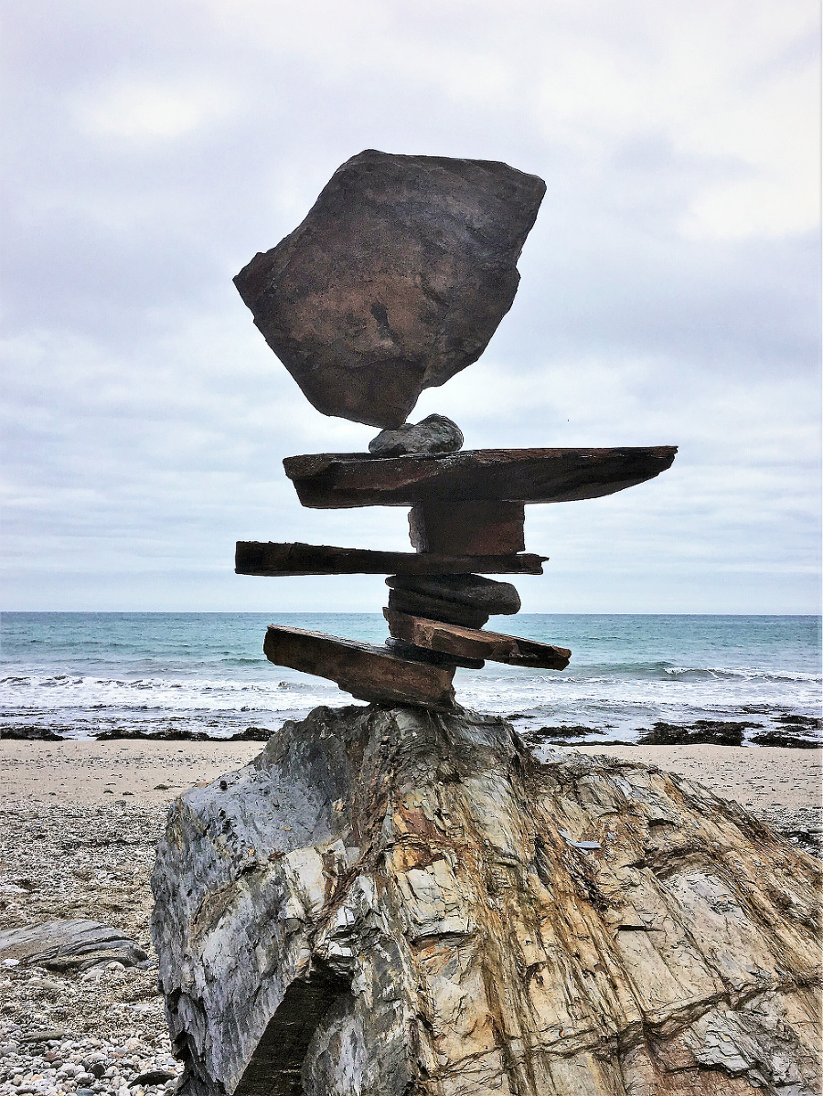 Najväčší kameň balansuje na jednom bode na samom vrchu.