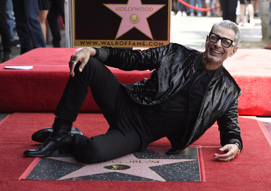 Jeff Goldblum pózuje počas