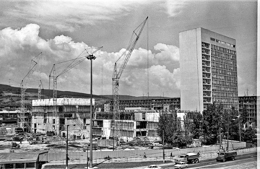 1978 - Komplex tzv. Domu ROH sa budoval po etapách, viaceré z nich prebiehali v 70. rokoch.