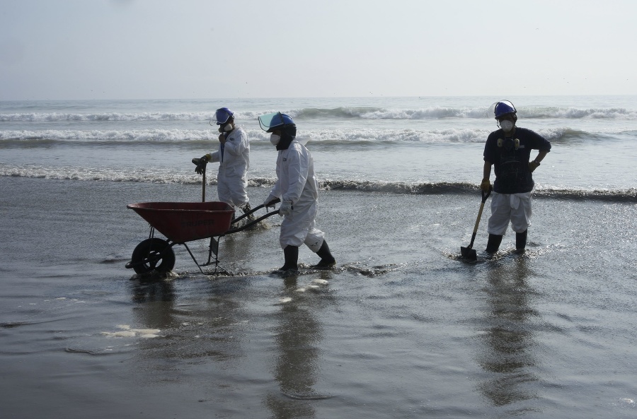 Pracovníci čistia pláž