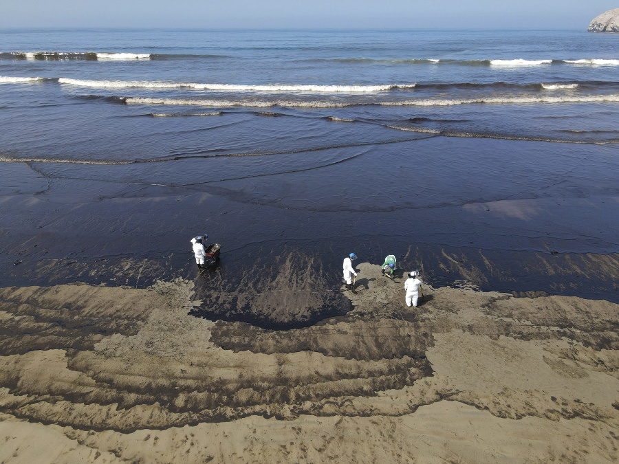 Pracovníci čistia pláž Cavero