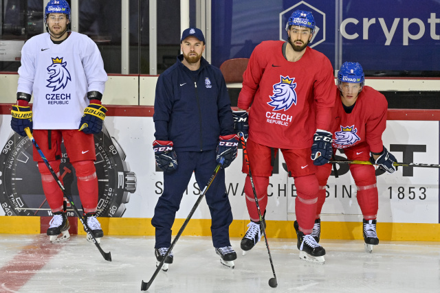 Českí hokejisti počas tréningu.