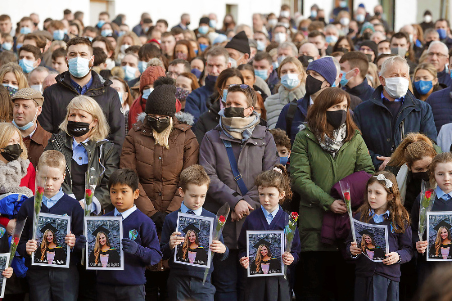 Smutní žiaci: Školáci, ktorých učila Ashling Murphyová, držia jej fotografiu počas pohrebu v obci Mountbolus.