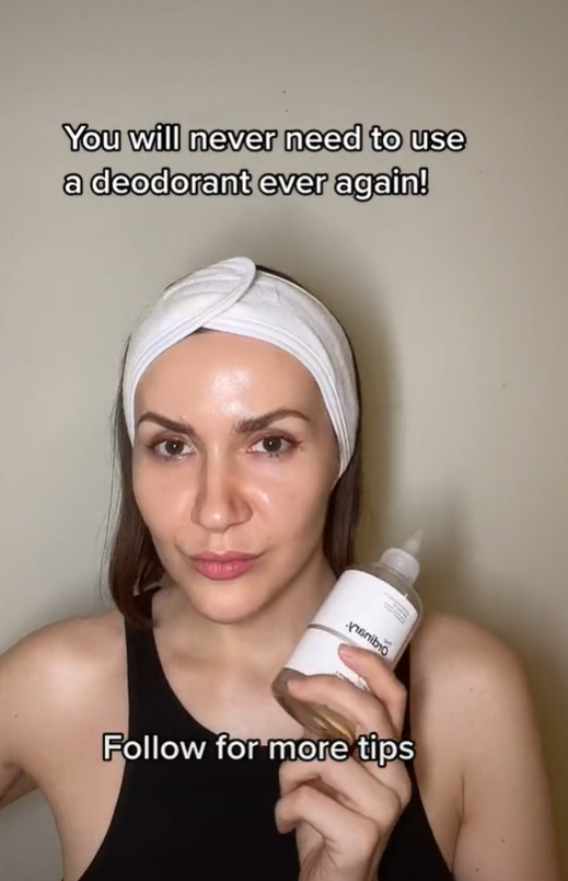 Žena používa namiesto deodorantu