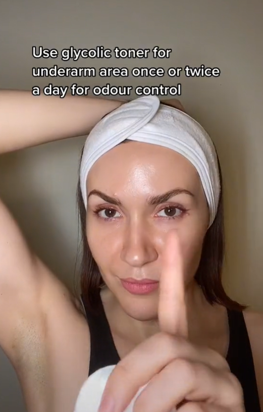 Žena používa namiesto deodorantu