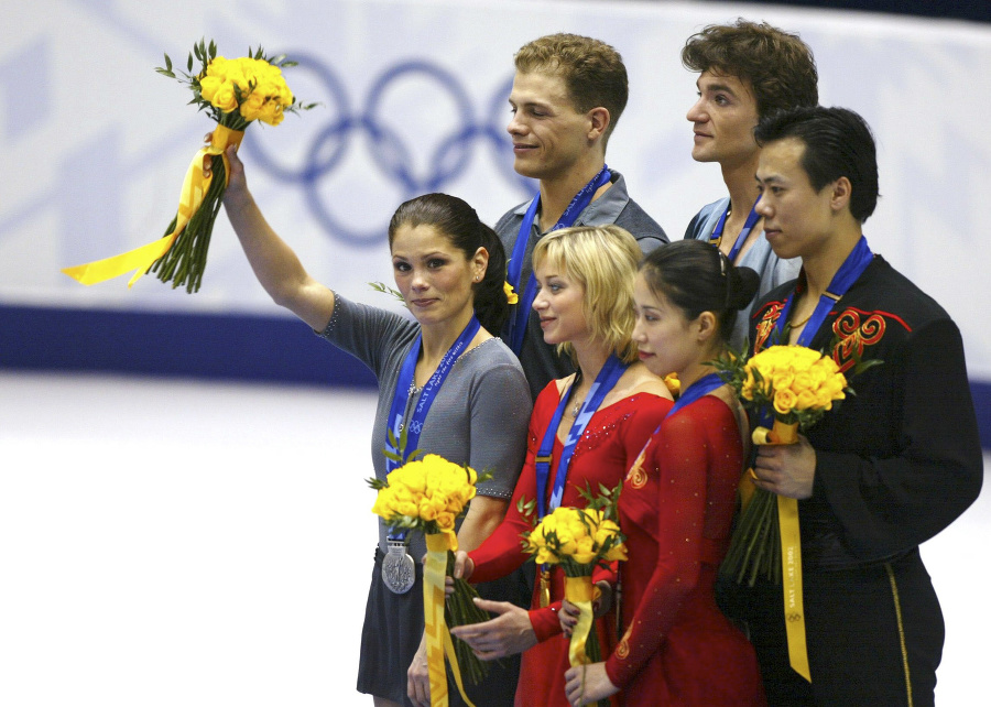 Dvojnásobný ceremoniál: Medaily sa rozdávali dvakrát. Pôvodne strieborní Jamie Sale a David Pelletier (úplne vľavo) dostali nakoniec zlato. Čínsky pár Šen Süe a Čao Chung-po na druhé udeľovanie neprišiel. 