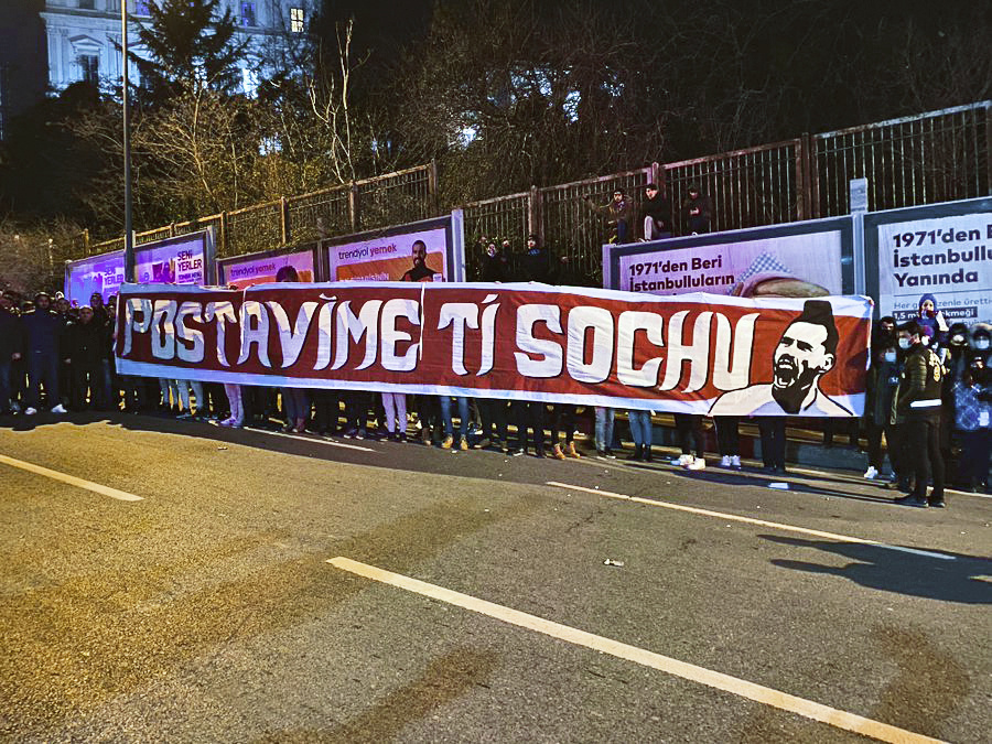Pre fanúšikov Trabzonsporu je Marek Hamšík poloboh. Takýmto transparentom ho vítali pred zápasom.