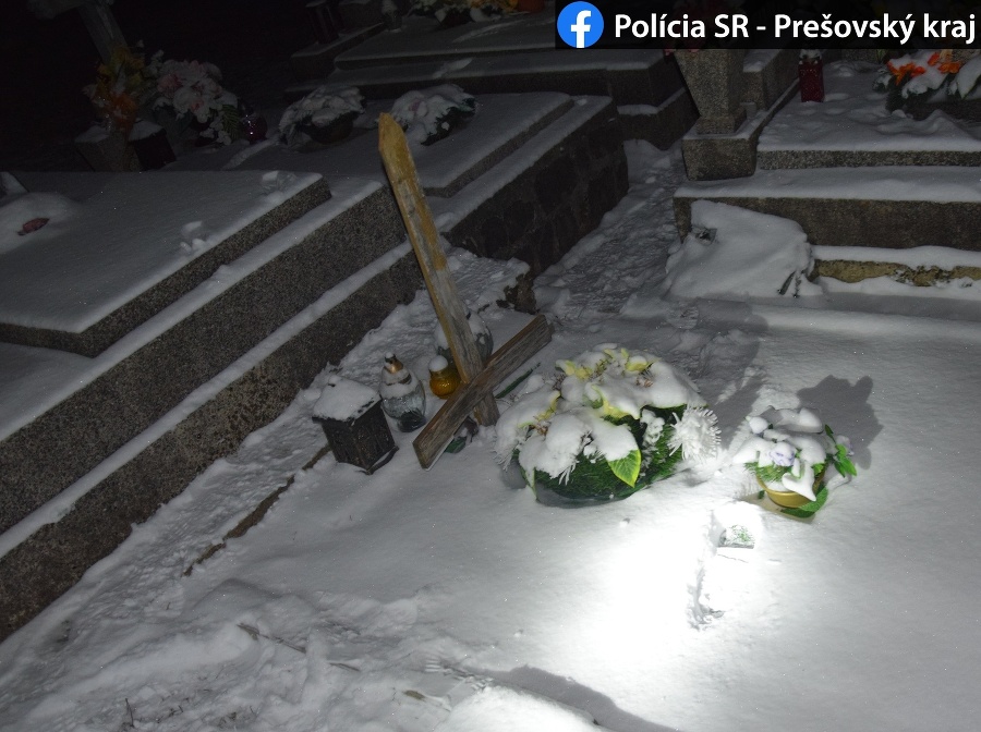 Hroby na cintoríne v Hermanovciach poškodil 14-ročný chlapec s 13-ročnou kamarátkou.