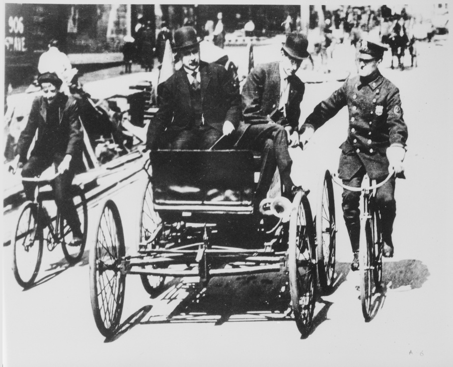 Policajti v začiatkoch motorizmu