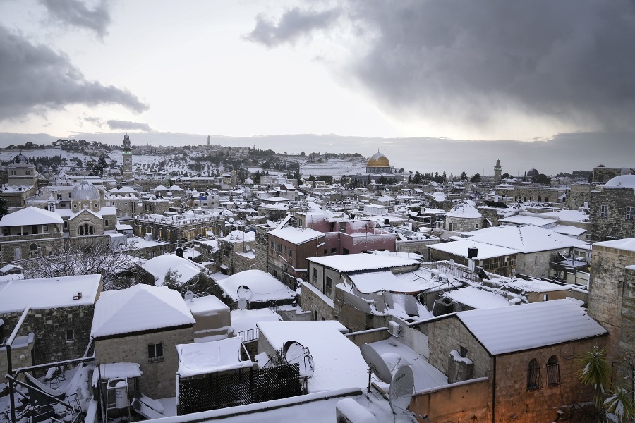 Sneh pokrýva mešitu Skalný dóm v komplexe mešity al-Aksá v Jeruzaleme.