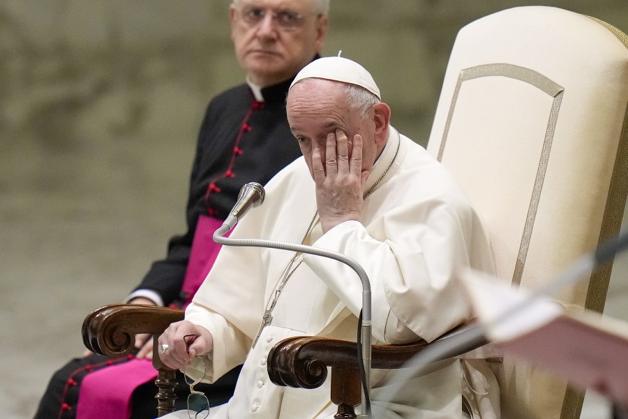 Pápež František sa za