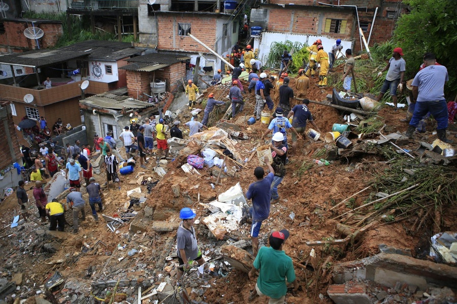  Zosuvy pôdy a záplavy usmrtili najmenej 19 ľudí.