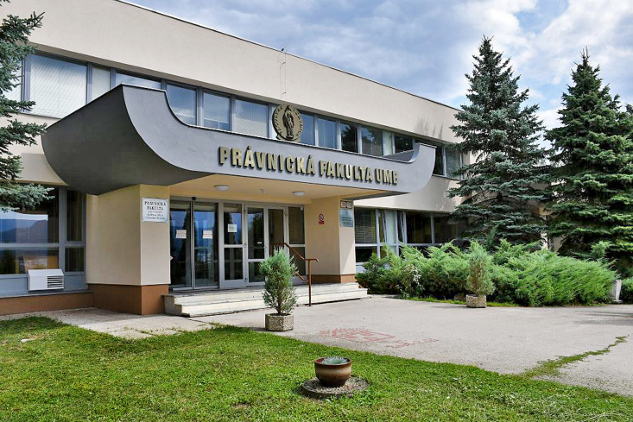 Petíciu proti prezenčnej forme výučby spísali študenti Právnickej fakulty UMB.
