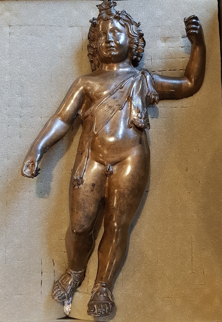 Socha zobrazuje boha Dionýza v jeho detskej podobe.