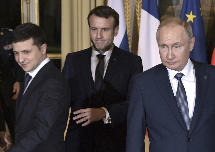 Francúzsky prezident Emmanuel Macron (uprostred), ruský prezident Vladimir Putin (vpravo) ukrajinský prezident Volodymyr Zelenskyj.