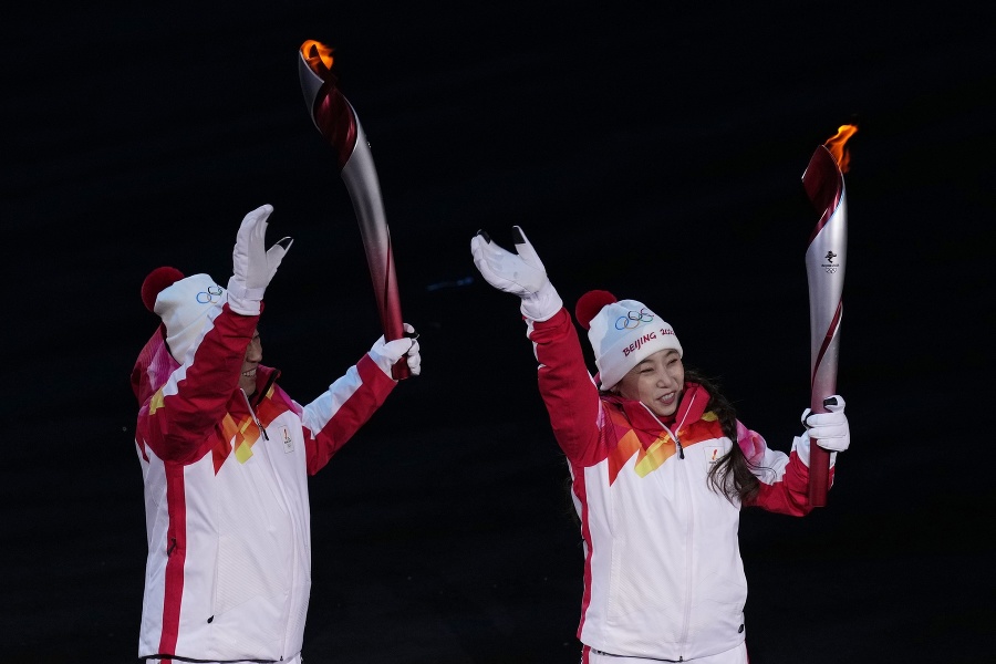 Nosiči olympijského ohňa mávajú