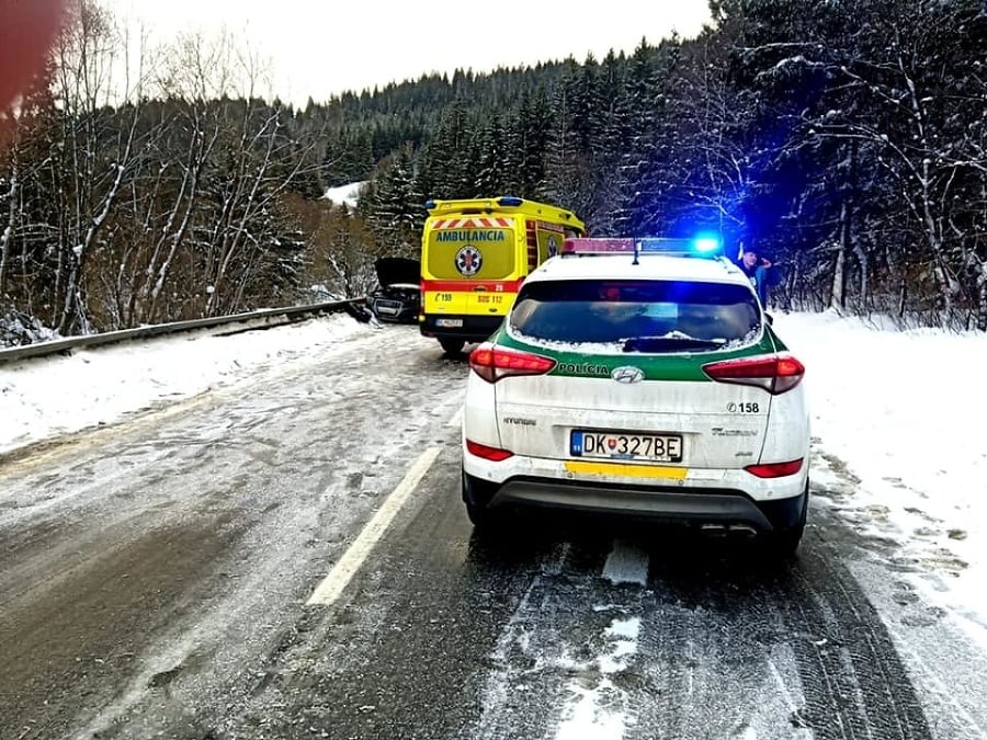 K čelnej zrážke dvoch osobných áut došlo na ceste II/520 medzi Zákamenným a Krušetnicou.