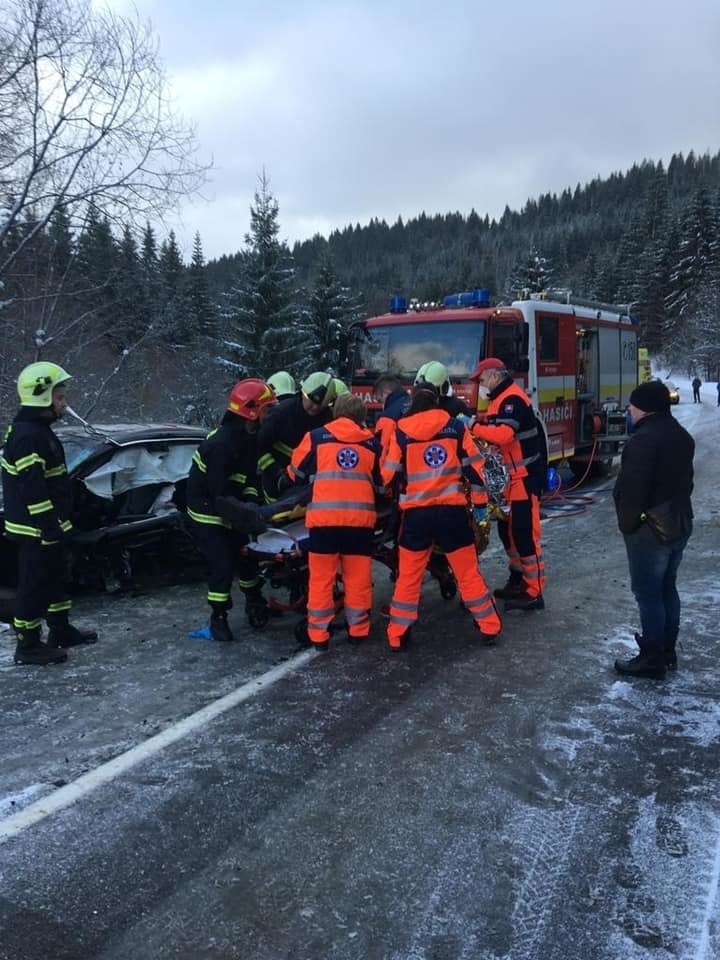 Mužovi pomáhali leteckí záchranári