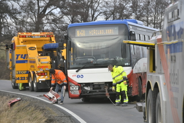 Autobus skončil mimo vozovky.