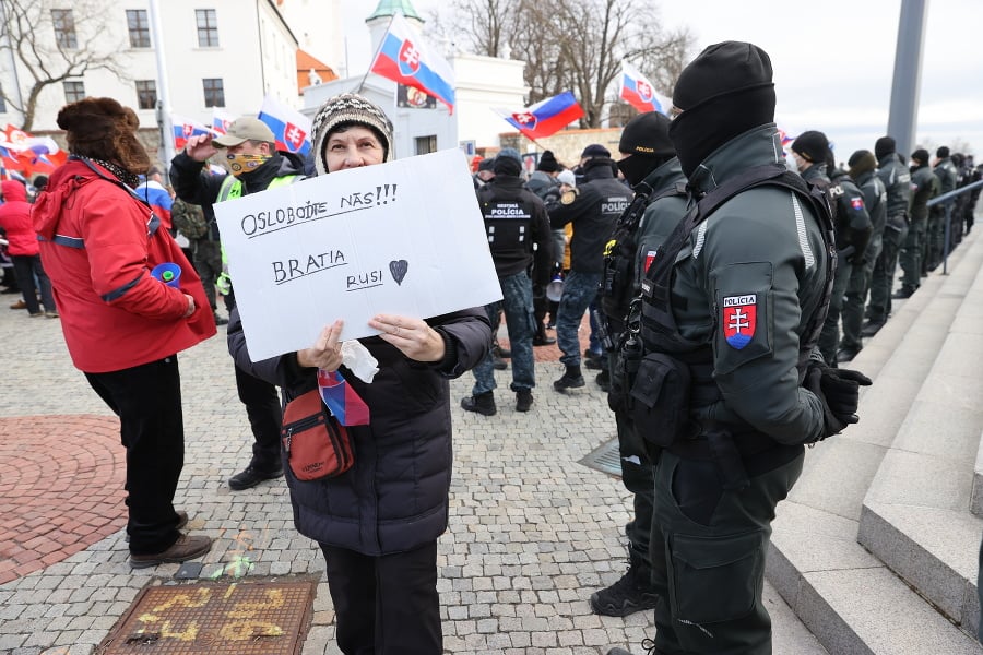 Policajti dohliadajú na priebeh