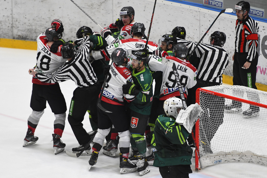 Na snímke šarvátka v tretej tretine pri bránke vo finále Slovenského pohára v hokeji HC GROTTO Prešov – Vlci Žilina v utorok 8. februára 2022.