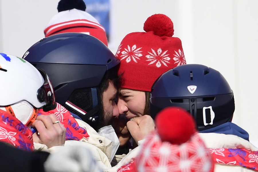 Na snímke slovenská lyžiarka Petra Vlhová oslavuje v cieli po tom, ako získala zlato v 2.kole slalomu žien.