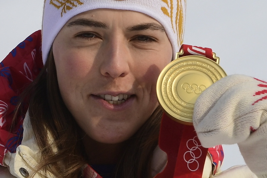 Na snímke slovenská lyžiarka Petra Vlhová pózuje na pódiu so zlatou medailou po jej víťazstve v 2.kole slalomu žien.