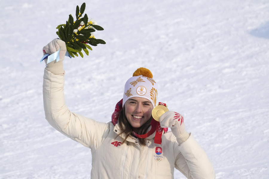 Na snímke slovenská lyžiarka Petra Vlhová pózuje na pódiu so zlatou medailou po jej víťazstve v 2.kole slalomu žien.