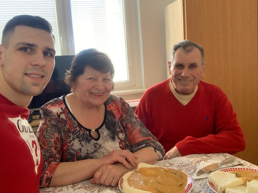 Šimon so starými rodičmi - dedko Ľudovít a babka Alžbeta, ktorí mu navarili obľúbený pokrm.