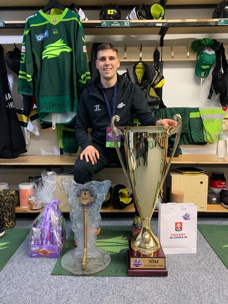 Útočník Petráš s víťaznou trofejou i cenou pre najlepšieho hráča.