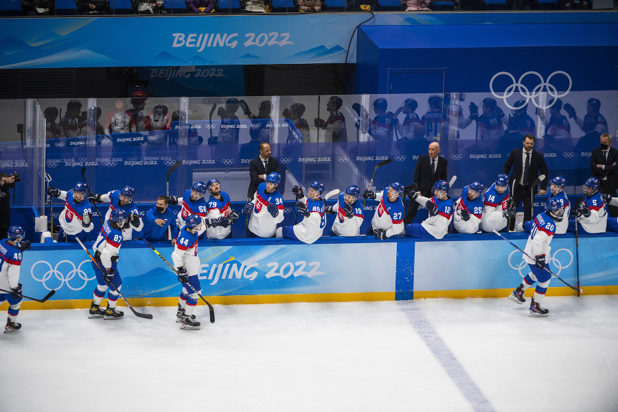 Na snímke slovenskí hokejisti