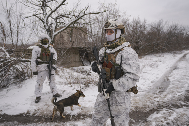 Ukrajinskí vojaci zabezpečujú oblasť
