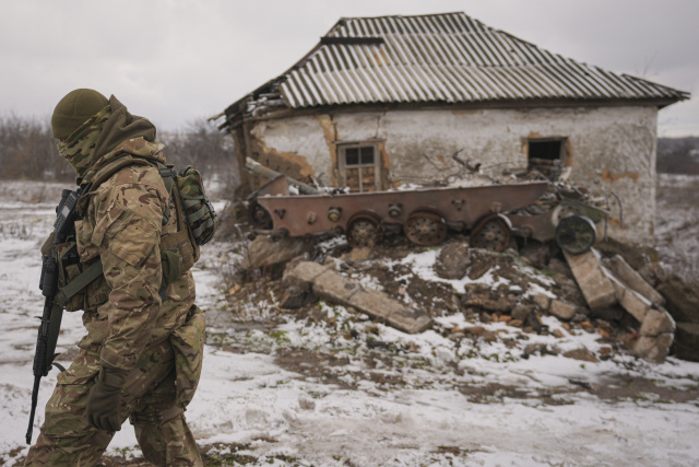 Ukrajinský vojak zabezpečuje oblasť
