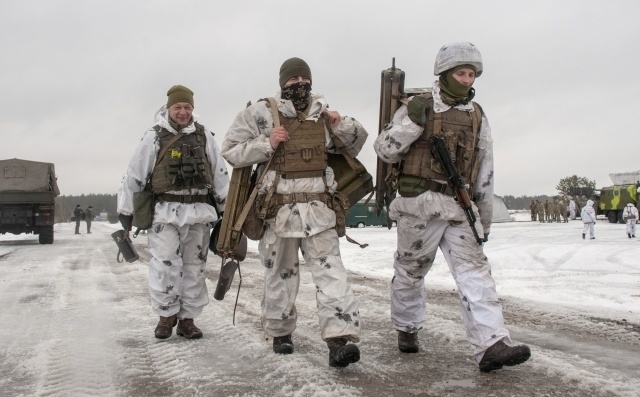 Ukrajinskí vojaci trénujú počas