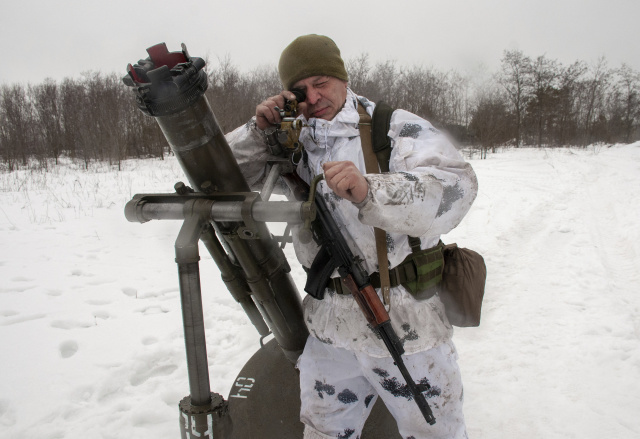 Ukrajinský vojak trénuje počas