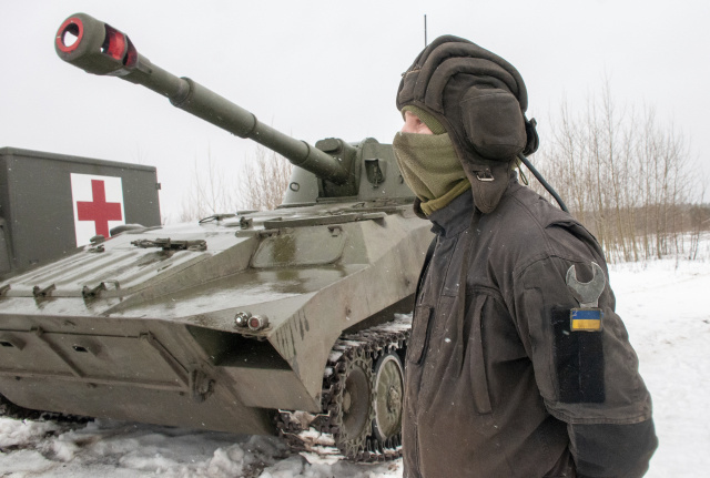 Ukrajinský vojak trénuje počas