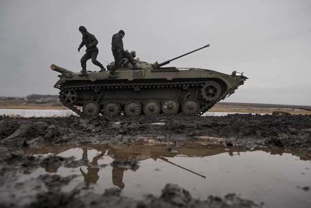 Ukrajinskí vojaci kráčajú na