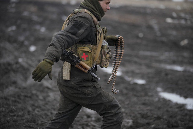 Ukrajinský vojak beží dodať