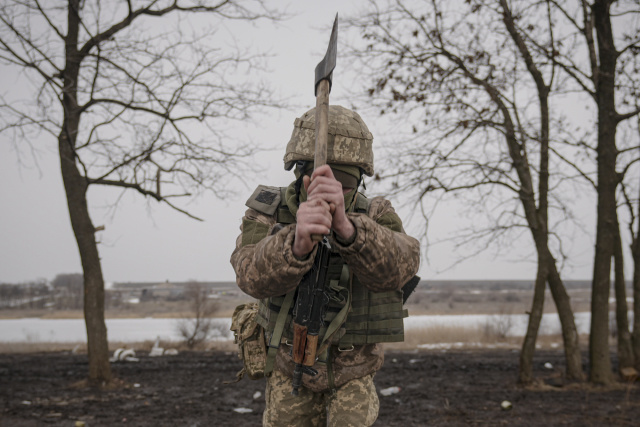Ukrajinský vojak rúbe drevo