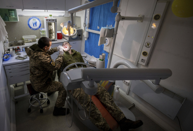 Ukrajinský vojak dostáva zubnú