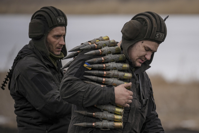 Ukrajinský vojak preváža muníciu