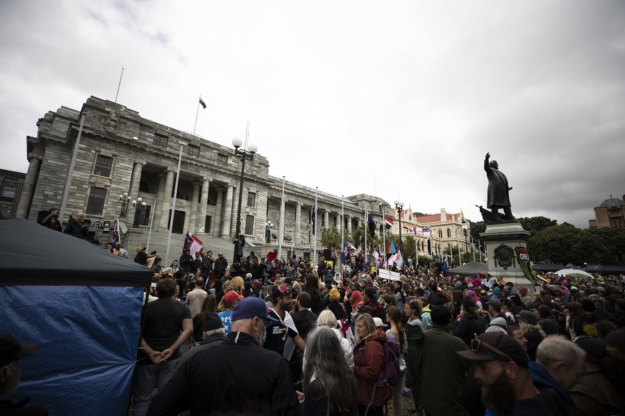 Odporcovia očkovania protestujú neďaleko