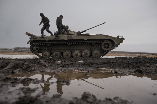 Ukrajinskí vojaci kráčajú na