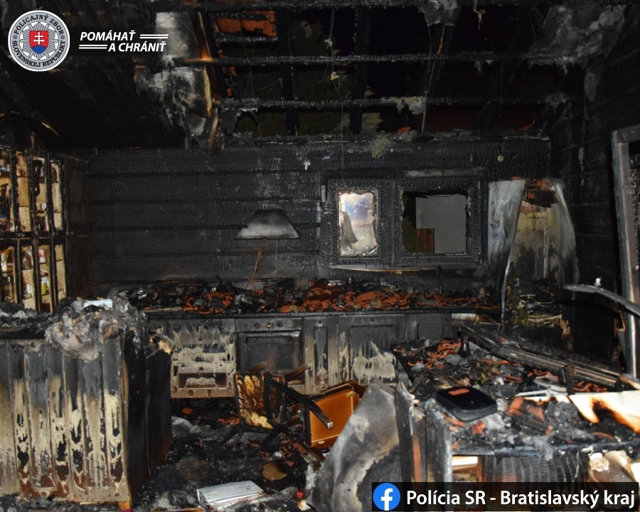 Polícia vyšetruje požiar rodinného domu na Záhorí, začala trestné stíhanie.