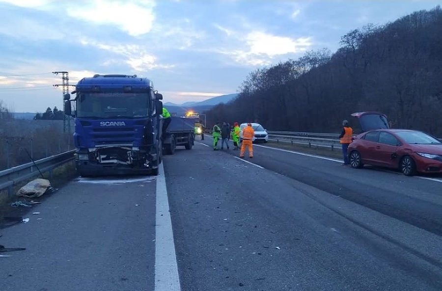 Hromadná nehoda na diaľnici D1 pri Trenčíne.