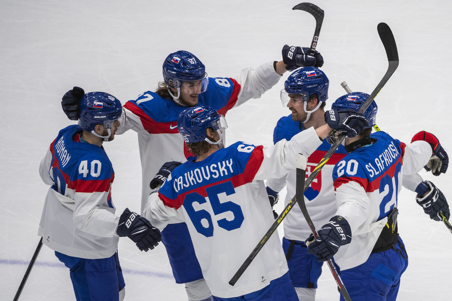 Na snímke hokejisti Slovenska